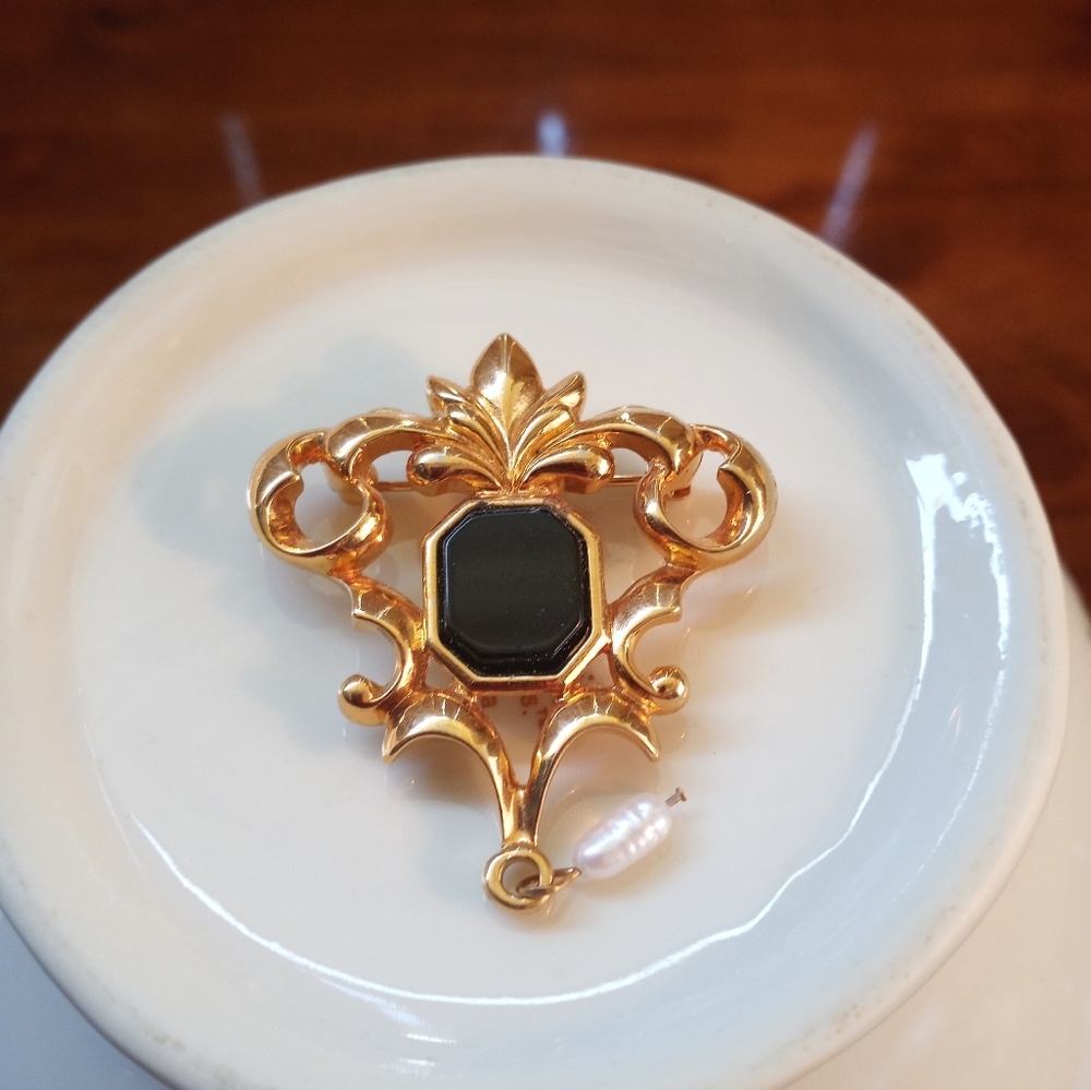 Elegant Avon Gold Tone and Genuine Black Onyx And Pearl Drop Brooch